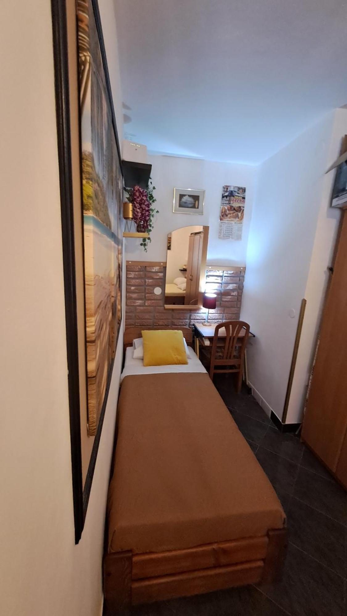 Red Gold Apartment Пула Екстер'єр фото